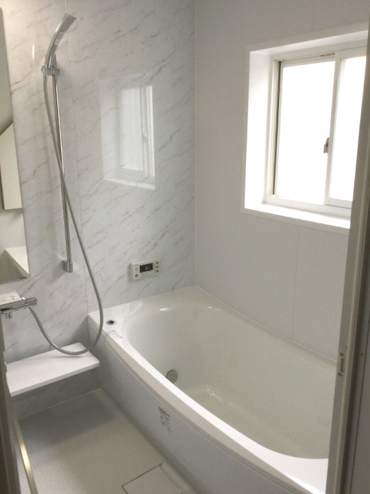 こちらが施工後の浴室お写真です。<br />
TOTOサザナの特徴である「ほっカラリ床」と、保温力抜群の「魔法びん浴槽」を採用しております。