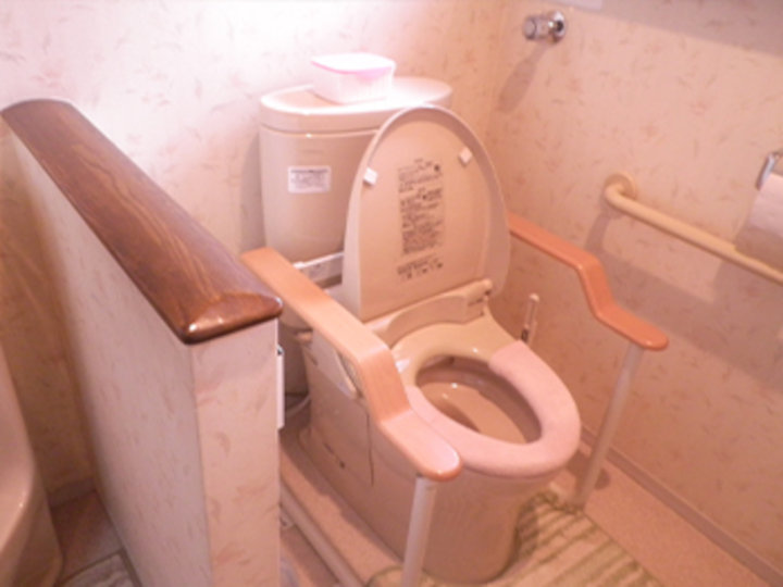 収納できる手摺りを設置して立ち座りも安心なトイレに！