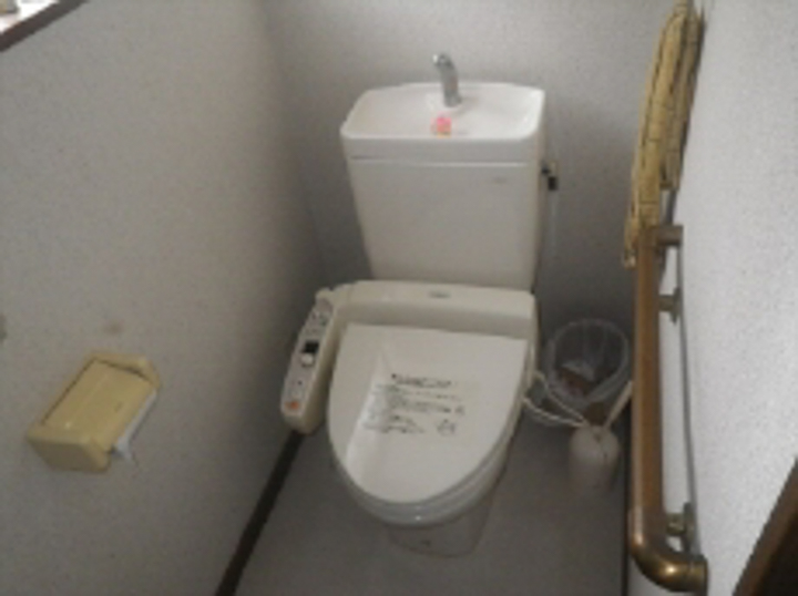 壁リモコンタイプのトイレにリフォームして省スペースですっきり空間に！