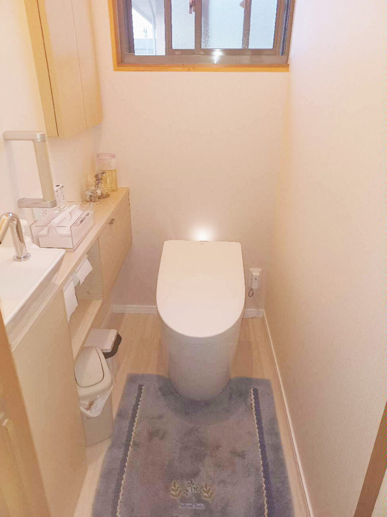 土間コンクリートと断熱材によって冬場でも床がヒヤッとしない暖かいトイレになりました。<br />
白で統一され清潔感のある空間になりました。