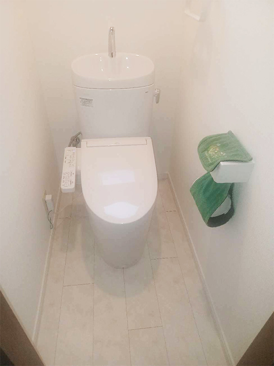 施工後のトイレのお写真です。<br />
隙間と凹凸を極力抑えたピュアレストEXに入れ替えお手入れラクラクなトイレになりました。